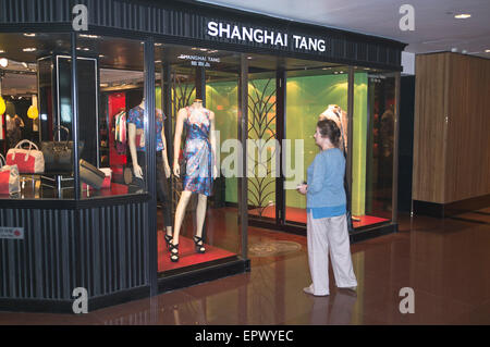 dh Shanghai Tang TSIM SHA TSUI HONGKONG Frau Tourist Shopper Shopping Interkontinentales Hotel Luxus asien Mall Interieur china Geschäfte chinesische Mode Stockfoto