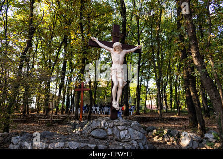 Aus Holz Kreuz Kreuzigung auf Mount Podbrdo, Berg der Erscheinung mit Blick auf das Dorf von Medjugorje in Bosnien Ed Erzegovina Stockfoto