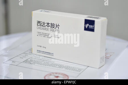 Peking, China. 22. Mai 2015. Foto aufgenommen am 22. Mai 2015 zeigt eine Schachtel mit Chidamide in Shenzhen, Guangdong Provinz Süd-China. Chidamide ist der weltweit erste mündliche HDAC Inhibitor von Shenzhen Chipscreen Biosciences GmbH, die Zulassung im Januar erhielt entwickelt. Lu Xianping war zusammen mit anderen vier zurückgegebenen ausländischen Wissenschaftlern, 14 Jahre um Chidamide zu entwickeln. © Mao Siqian/Xinhua/Alamy Live-Nachrichten Stockfoto