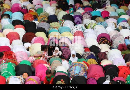 Srinagar, Kaschmir Indien kontrollierten. 22. Mai 2015. Kashmiri muslimische Frauen beten am Freitag nach muslimischen Festival miʿrādsch-u-Alam, die Himmelfahrt, am Hazratbal Schrein in Srinagar, der Sommerhauptstadt von Indien kontrollierten Kaschmir am 22. Mai 2015 markiert. Markieren Sie die Himmelfahrt des Propheten Mohammed, versammelten sich Hunderte von muslimischen Gläubigen Hazratbal Schrein, beherbergt ein Relikt, geglaubt, um ein Haar aus dem Bart des Propheten zu sein. © Javed Dar/Xinhua/Alamy Live-Nachrichten Stockfoto