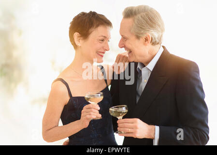 Elegante senior paar feiert ihr Jubiläum mit Champagner Stockfoto