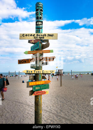 Cocoa Beach Pier Wegweiser, Florida, USA Stockfoto