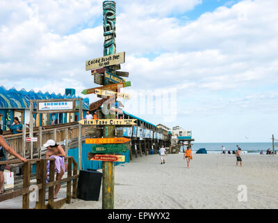 Cocoa Beach Pier Wegweiser, Florida, USA Stockfoto