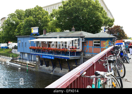 Fahrräder auf Geländer über Kanal am Kottbusser Brücke, Berlin, Deutschland Stockfoto