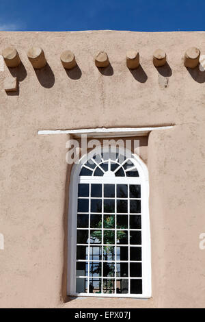 Fensterdetail der St. Francis Kirche, Ranchos de Taos, New Mexico, USA. Stockfoto