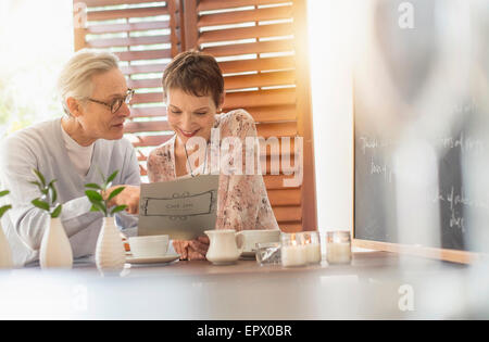 Älteres Paar auf der Suche im Menü Stockfoto