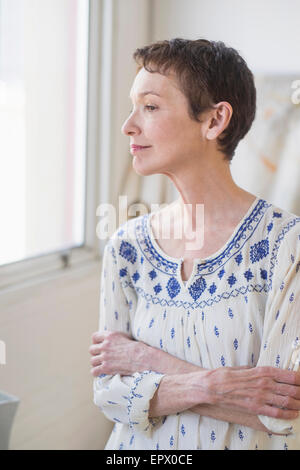 Porträt von senior Frau drinnen Stockfoto