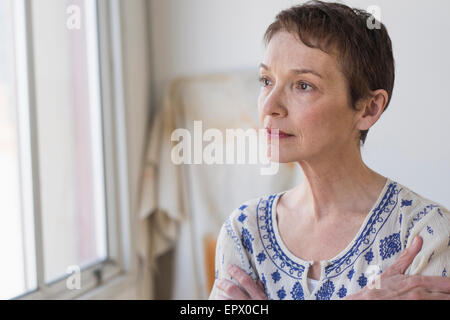 Porträt von senior Frau drinnen Stockfoto