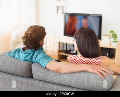 Paar vor dem Fernseher Stockfoto