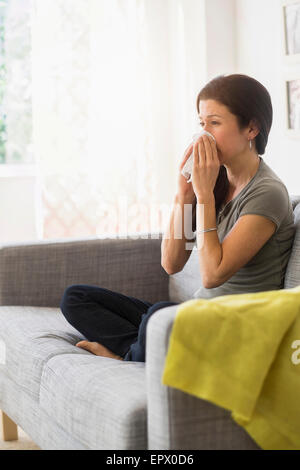 Frau, die ihre Nase auf sofa Stockfoto