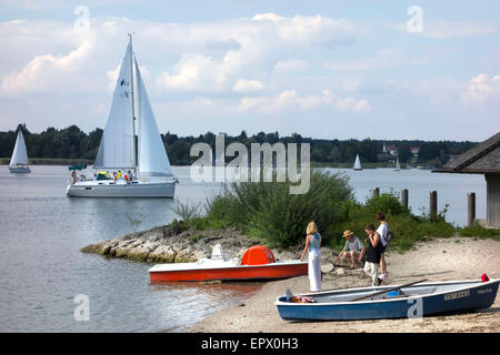 Menschen am Strand mit Segel Boot vorbei Bye, Herreninsel Chiemsee Upper Bavaria Germany Stockfoto