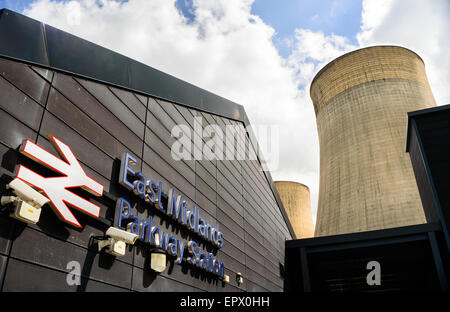 East Midlands Parkway Bahnhof und Kühltürme des nahe gelegenen Kraftwerk in der Nähe von Nottingham. In Ratcliffe-On-Soar. Stockfoto