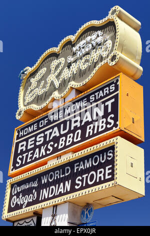 Plakatwerbung des berühmten El Rancho Hotels an der alten Route 66, Gallup, New Mexico, USA. Stockfoto