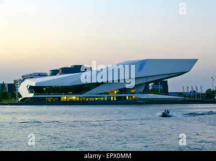 Eye Film Institute Fassade am Wasser, Amsterdam Overhoeks, Niederlande, Stockfoto