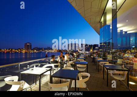 Tischen auf der Terrasse des Eye Film Institute, Amsterdam, Overhoeks, Niederlande, Stockfoto