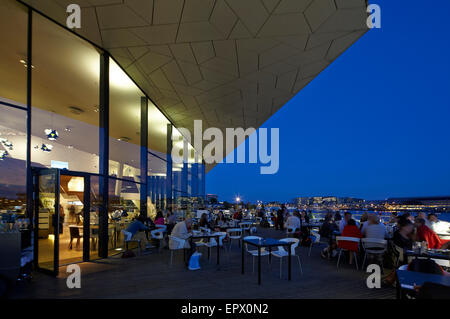 Schutzherren sitzen auf der Terrasse des Eye Film Institute, Amsterdam, Overhoeks, Niederlande, Stockfoto