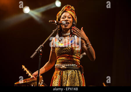 Fatoumata Diawara & Roberto Fonseca die live bei WOMAD Musik Festival, Charlton Park, England, UK. 27. Juli 2015. Stockfoto