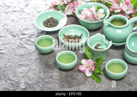 Teekanne und Tassen mit Feder Apfelblüten. Utensilien für traditionelle chinesische Teezeremonie Stockfoto