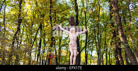 Aus Holz Kreuz Kreuzigung auf Mount Podbrdo, Berg der Erscheinung mit Blick auf das Dorf von Medjugorje in Bosnien Ed Erzegovina Stockfoto