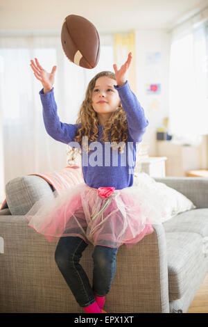 Mädchen (10-11) tragen Tutu mit Fußball spielen Stockfoto