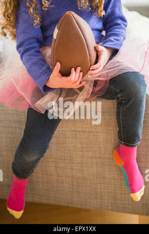 Mädchen (10-11) tragen Tutu mit Fußball spielen Stockfoto