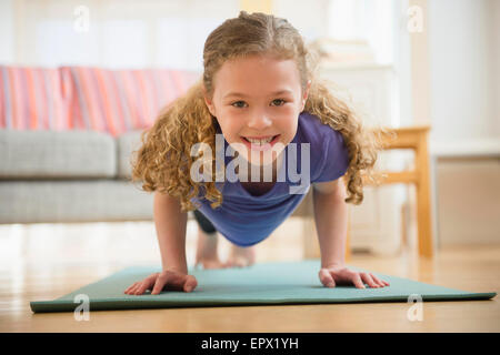 Mädchen (10-11) Ausübung yoga Stockfoto