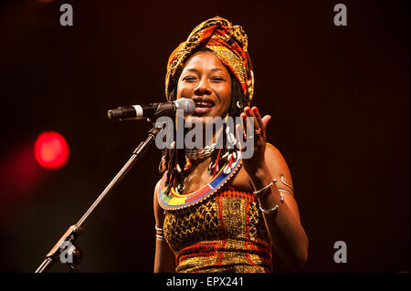 Fatoumata Diawara & Roberto Fonseca die live bei WOMAD Musik Festival, Charlton Park, England, UK. 27. Juli 2015. Stockfoto