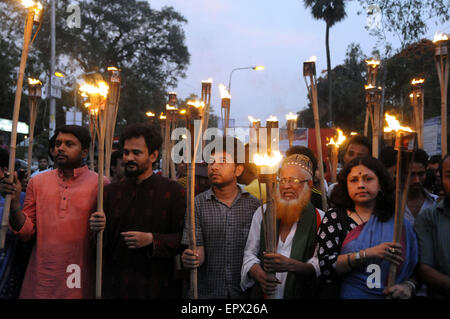 Dhaka, 22.Mai. 12. Mai 2015. Menschen nehmen an einem Fackelzug zum protest gegen die Tötung von Blogger Ananta Bijoy Das in Dhaka, Bangladesch, am 22. Mai 2015 Teil. Ananta Bijoy Das wurde von Machete schwingenden Angreifern auf seinem Weg zur Arbeit in Bangladeschs nordöstlichen Sylhet Stadt am 12. Mai 2015 zu Tode gehackt. © Shariful Islam/Xinhua/Alamy Live-Nachrichten Stockfoto