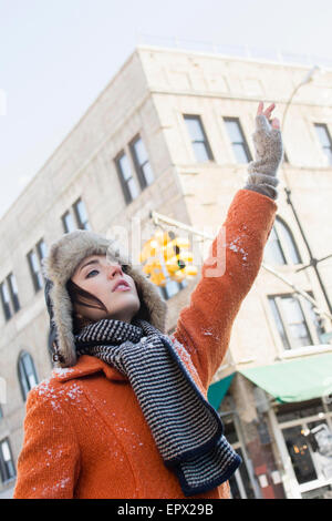 USA, New York, Brooklyn, Frau aufrufenden Taxi im winter Stockfoto