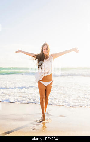 USA, Florida, Jupiter, Frau am Strand mit erhobenen Armen Stockfoto