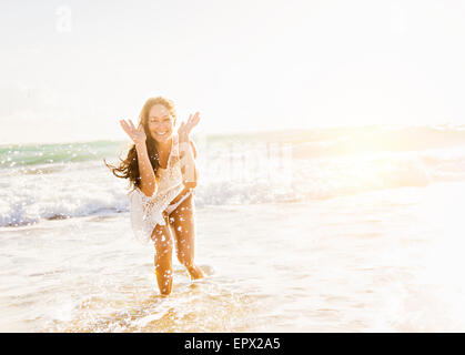 USA, Florida, Jupiter, Frau am Strand mit erhobenen Armen Stockfoto