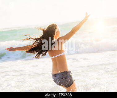 USA, Florida, Jupiter, Frau, die Spaß am Strand Stockfoto