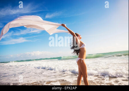 USA, Florida, Jupiter, Frau im weissen Bikini am Strand Stockfoto