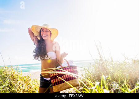 USA, Florida, Jupiter, Frau Sonnenhut Korb am Strand Stockfoto