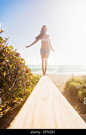 USA, Florida, Jupiter, junge Frau balancieren auf Promenade Stockfoto