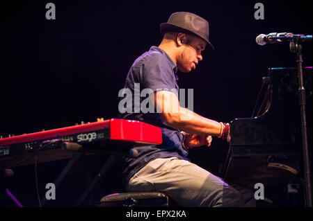 Fatoumata Diawara & Roberto Fonseca die live bei WOMAD Musik Festival, Charlton Park, England, UK. 27. Juli 2015. Stockfoto