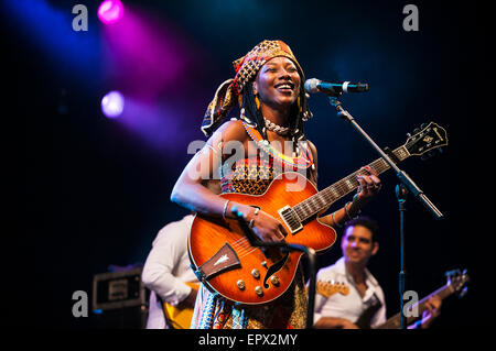 Fatoumata Diawara & Roberto Fonseca die live bei WOMAD Musik Festival, Charlton Park, England, UK. 27. Juli 2015. Stockfoto