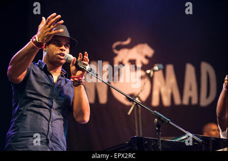 Fatoumata Diawara & Roberto Fonseca die live bei WOMAD Musik Festival, Charlton Park, England, UK. 27. Juli 2015. Stockfoto