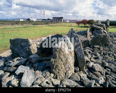 Trefignath neolithische Grab auf der Suche nach Osten in Richtung Anglesey Aluminium Fabrik, Holyhead, Anglesey, Nordwales Stockfoto