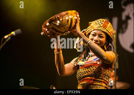 Fatoumata Diawara & Roberto Fonseca die live bei WOMAD Musik Festival, Charlton Park, England, UK. 27. Juli 2015. Stockfoto