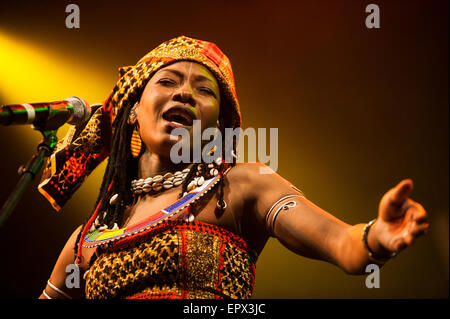 Fatoumata Diawara & Roberto Fonseca die live bei WOMAD Musik Festival, Charlton Park, England, UK. 27. Juli 2015. Stockfoto