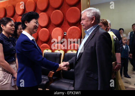 Peking, China. 22. Mai 2015. Song Xiuyan (L), Vice President und erstes Mitglied des Sekretariats der All-China Women's Federation, Präsident der China Kinder und Jugendliche Stiftung, trifft sich mit Albert Likhanov, Präsident der russischen Kinderstiftung in Peking, Hauptstadt von China, 22. Mai 2015. © Li Mingfang/Xinhua/Alamy Live-Nachrichten Stockfoto