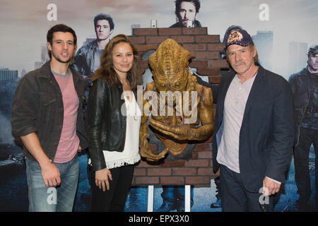 London, UK. 22. Mai 2015. Fototermin mit den Schauspielern Drew Roy, Moon Bloodgood und Will Patton der amerikanischen Sci-Fi-Serie "Falling Skies. Tausende von sci-fi/Fantasy-Fans und Cosplayer strömen in das Excel Exhibition Centre in den Docklands, die MCM-London-Comic-Con läuft vom 22. bis 24. Mai 2015 zu besuchen. Bildnachweis: Nick Savage/Alamy Live-Nachrichten Stockfoto