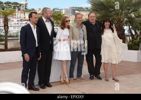 Cannes, Frankreich. 14. Mai 2015. CANNES, Frankreich - 22. Mai: (L-R) Schauspieler Gérard Depardieu, Direktor Guillaume Nicloux und Schauspieler Isabelle Huppert und Dan Warner besuchen das "Valley Of Love" Fototermin während der 68. jährlichen Cannes Film Festival am 22. Mai 2015 in Cannes, Frankreich. © Friedrich Injimbert/ZUMA Draht/Alamy Live-Nachrichten Stockfoto