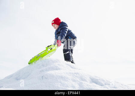 Junge (6-7) Rodeln im winter Stockfoto