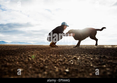 USA, Colorado, Frau mit Hund im Freien bei Sonnenaufgang Stockfoto