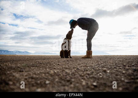 USA, Colorado, Frau mit Hund im freien Stockfoto