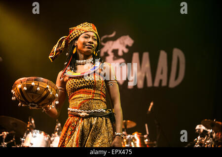 Fatoumata Diawara & Roberto Fonseca die live bei WOMAD Musik Festival, Charlton Park, England, UK. 27. Juli 2015. Stockfoto