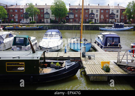 Eine Reihe von Boote vertäut am Liegeplatz Anlegestellen im Hafen von Bristol. Stockfoto