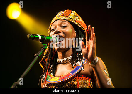 Fatoumata Diawara & Roberto Fonseca die live bei WOMAD Musik Festival, Charlton Park, England, UK. 27. Juli 2015. Stockfoto